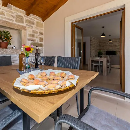 Azi, A Cozy Mediterranean Hideaway, Peaceful And Fenced 度假居 *