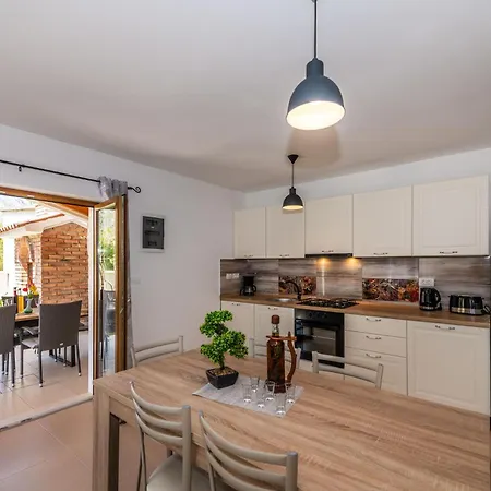 Azi, A Cozy Mediterranean Hideaway, Peaceful And Fenced 度假居
