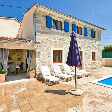 Casa vacanze Azi, A Cozy Mediterranean Hideaway, Peaceful And Fenced *