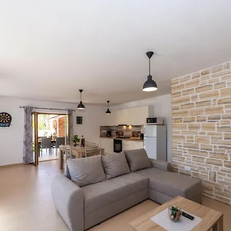 Casa vacanze Azi, A Cozy Mediterranean Hideaway, Peaceful And Fenced Pićan