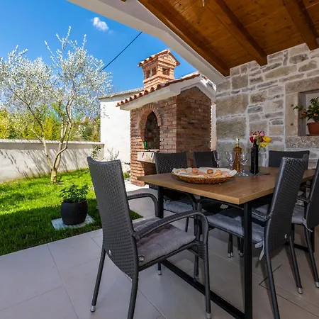 Azi, A Cozy Mediterranean Hideaway, Peaceful And Fenced Nyaraló Pićan